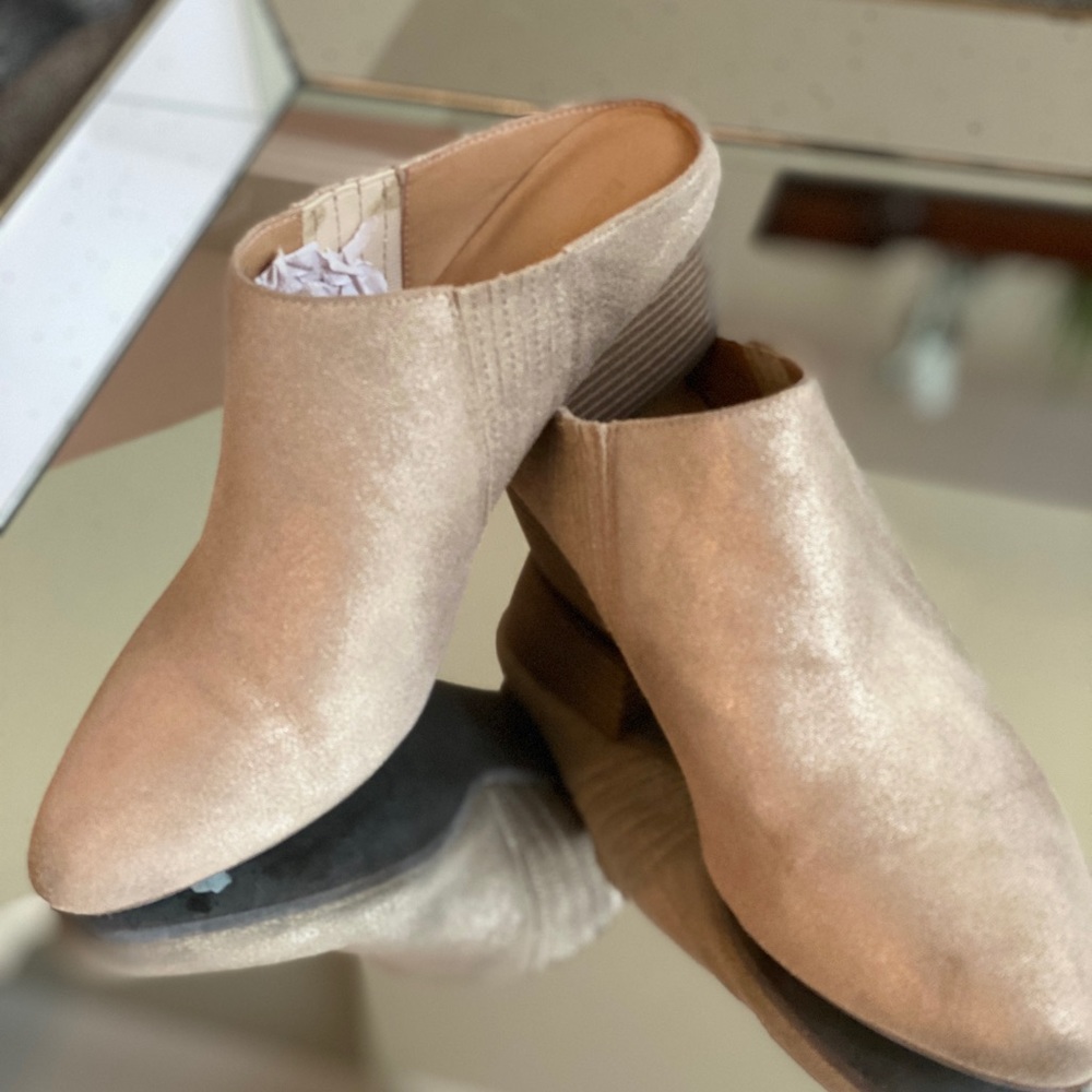 BCBS gold tone shoe